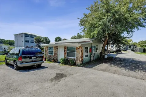 1069 Marina Moore Haven FL 33471