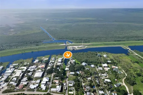 1069 Marina Moore Haven FL 33471