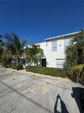 2816 Pine Tree Drive Miami Beach FL 33140