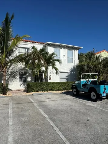 2816 Pine Tree Drive Miami Beach FL 33140