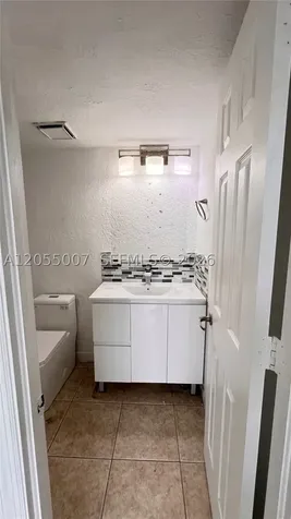 984 W 40th Street Hialeah FL 33012
