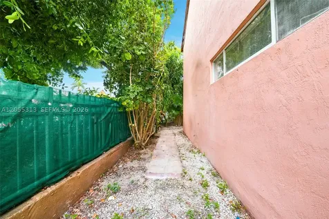 8684 NW 1st Street Miami FL 33126