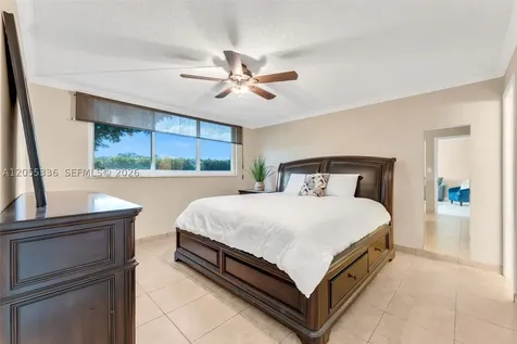 9811 N Hollybrook Lake Drive Pembroke Pines FL 33025