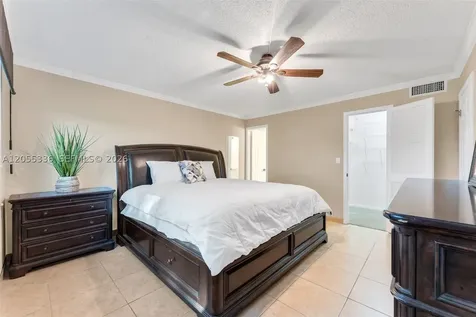 9811 N Hollybrook Lake Drive Pembroke Pines FL 33025