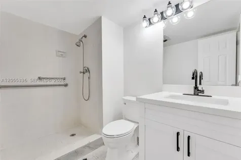 9811 N Hollybrook Lake Drive Pembroke Pines FL 33025