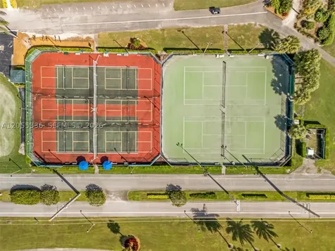 9811 N Hollybrook Lake Drive Pembroke Pines FL 33025