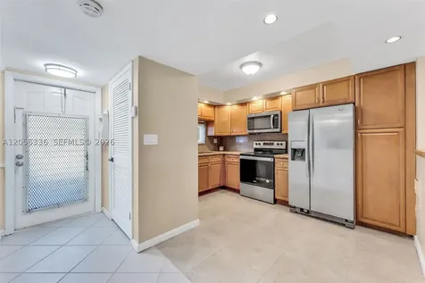 9811 N Hollybrook Lake Drive Pembroke Pines FL 33025