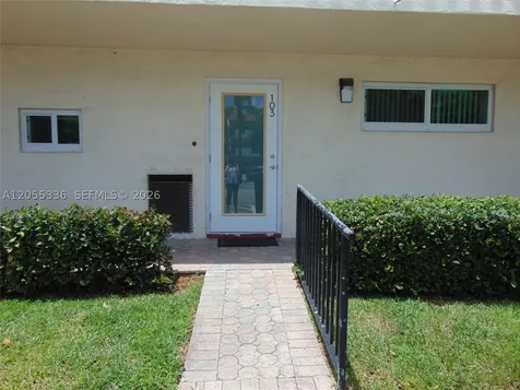 9811 N Hollybrook Lake Drive Pembroke Pines FL 33025