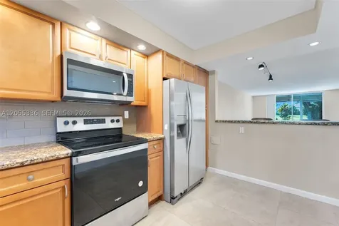 9811 N Hollybrook Lake Drive Pembroke Pines FL 33025