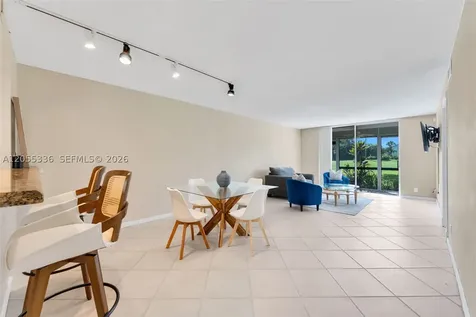 9811 N Hollybrook Lake Drive Pembroke Pines FL 33025