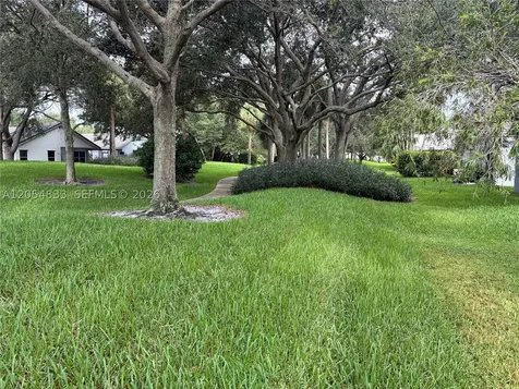 9020 N Lake Park Circle N Davie FL 33328
