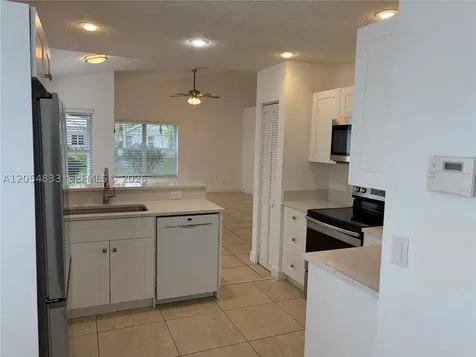 9020 N Lake Park Circle N Davie FL 33328