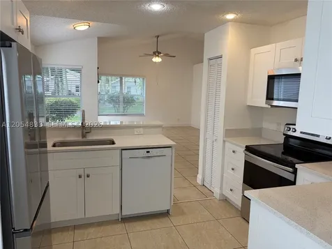 9020 N Lake Park Circle N Davie FL 33328