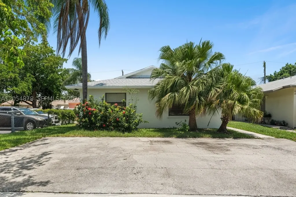 19 SE 4th Terrace Dania Beach FL 33004