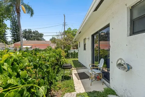 19 SE 4th Terrace Dania Beach FL 33004