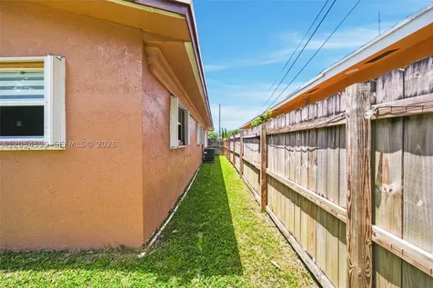 5632 SW 36th Court West Park FL 33023