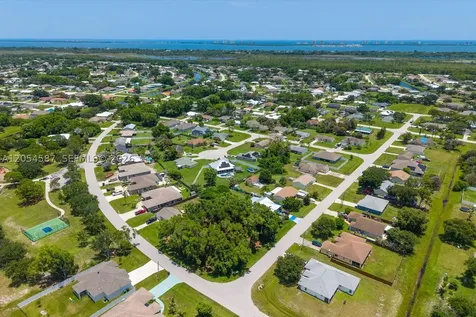 2801 SE Leigh Avenue Port St. Lucie FL 34952