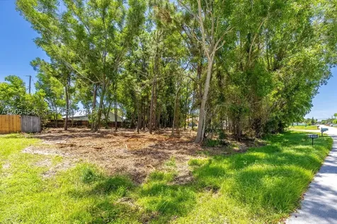2801 SE Leigh Avenue Port St. Lucie FL 34952