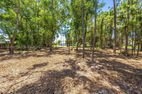 2801 SE Leigh Avenue Port St. Lucie FL 34952