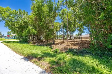 2801 SE Leigh Avenue Port St. Lucie FL 34952