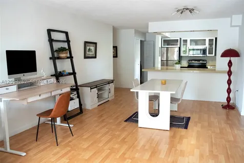 1045 10th Street Miami Beach FL 33139