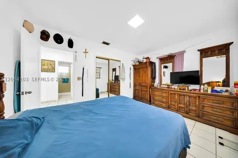 11 W 64th Street Hialeah FL 33012