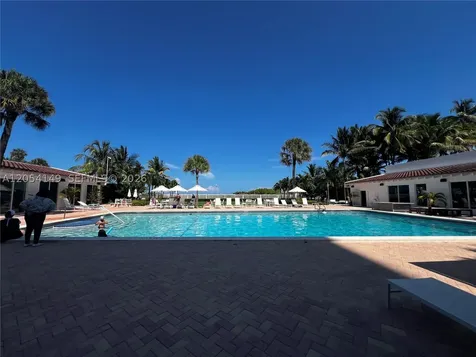 2457 Collins Avenue Miami Beach FL 33140