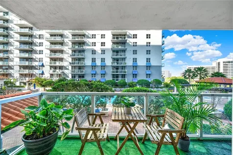 5077 NW 7th Street Miami FL 33126