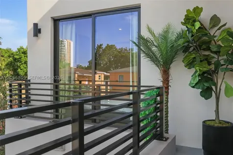 984 SW 10th Street Miami FL 33130