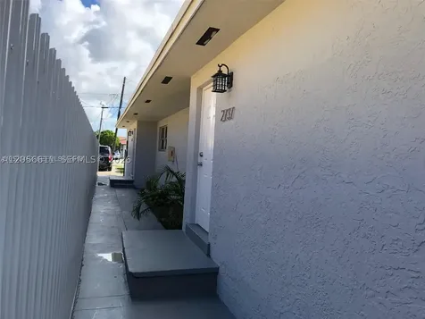 2735 NW 27th Street Miami FL 33142