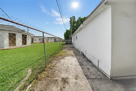 76 W 14 Street Hialeah FL 33010