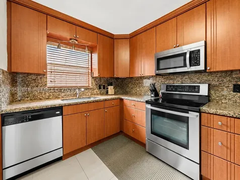 2210 N 57th Way Hollywood FL 33021