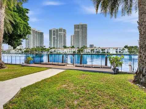 628 N Island Golden Beach FL 33160