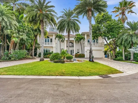 628 N Island Golden Beach FL 33160