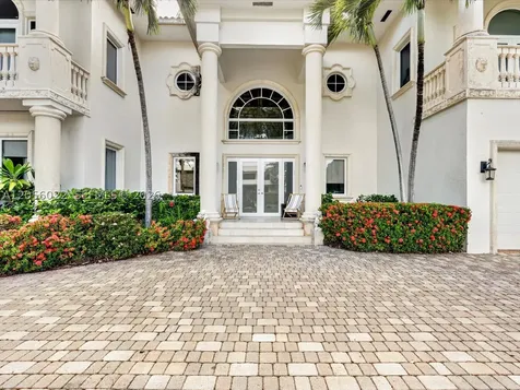 628 N Island Golden Beach FL 33160