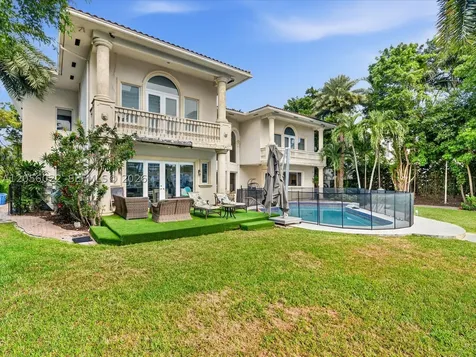 628 N Island Golden Beach FL 33160