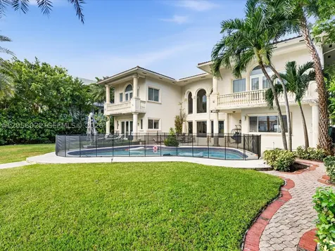 628 N Island Golden Beach FL 33160