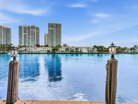 628 N Island Golden Beach FL 33160