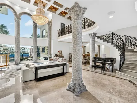 628 N Island Golden Beach FL 33160