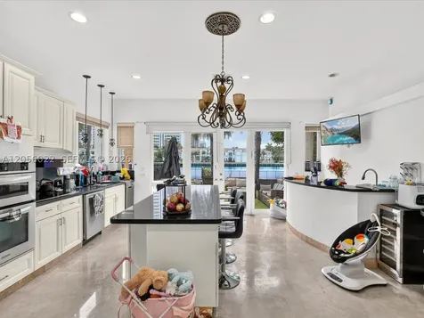 628 N Island Golden Beach FL 33160