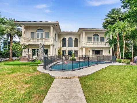 628 N Island Golden Beach FL 33160