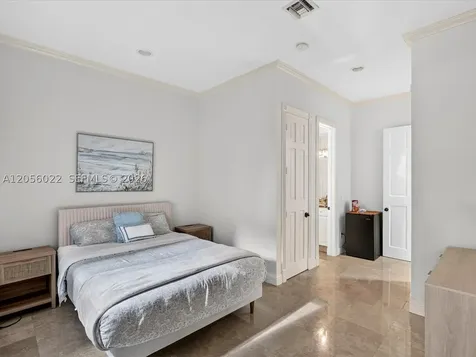 628 N Island Golden Beach FL 33160