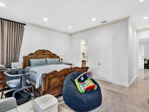 628 N Island Golden Beach FL 33160