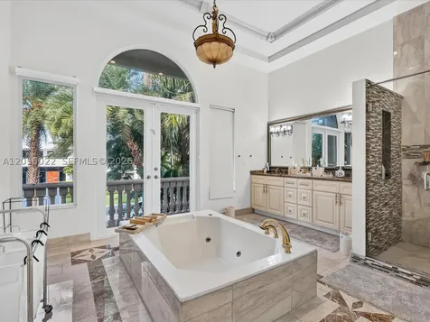 628 N Island Golden Beach FL 33160