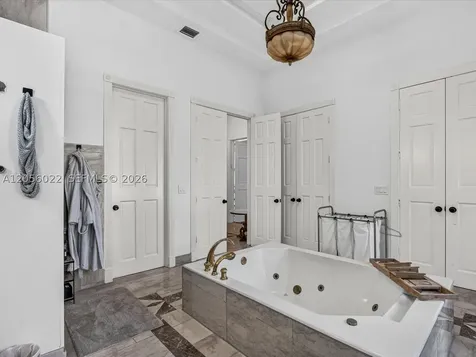 628 N Island Golden Beach FL 33160