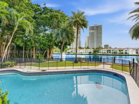 628 N Island Golden Beach FL 33160