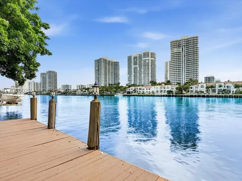 628 N Island Golden Beach FL 33160