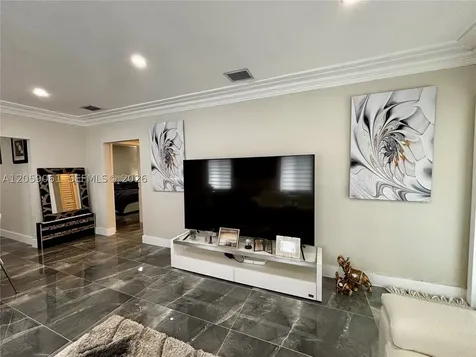 1043 NW 33rd Street Miami FL 33127