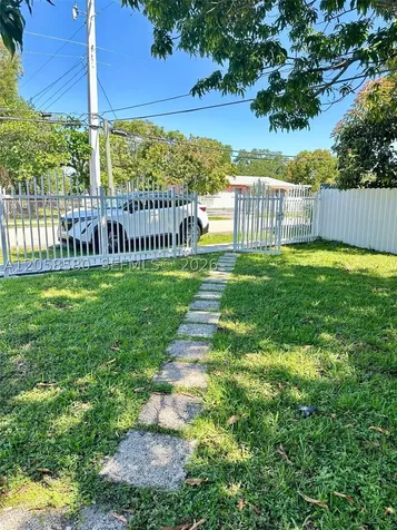 40 Sutton Road West Park FL 33023