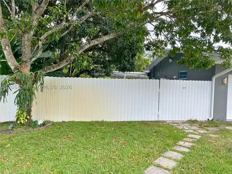40 Sutton Road West Park FL 33023